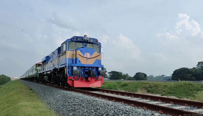 ঈশ্বরদীতে দুর্ঘটনার ৭ ঘণ্টা পর ট্রেন চলাচল স্বাভাবিক