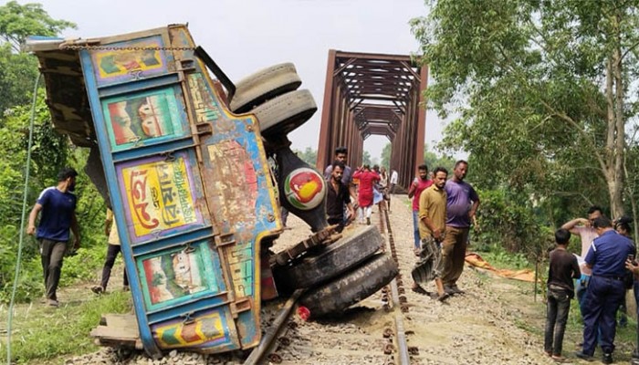 লাইনে উঠে পড়া ট্রাকে ট্রেনের ধাক্কা, নিহত ২