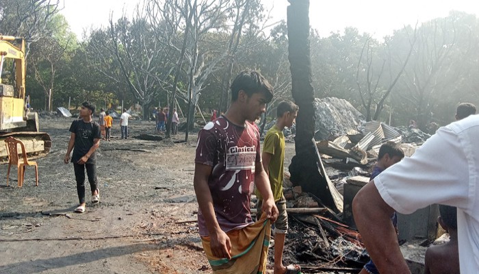 বাঘায় অগ্নিকান্ডে ঈদের আনন্দ কেড়ে নিল প্লাস্টিক গোডাউনের ৩৫ শ্রমিকের