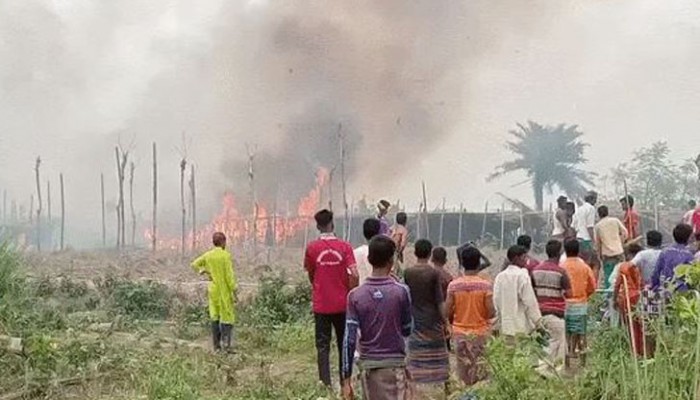 রাজশাহীতে অগ্নিকাণ্ডে শতাধিক পানবরজ পুড়ে ছাই