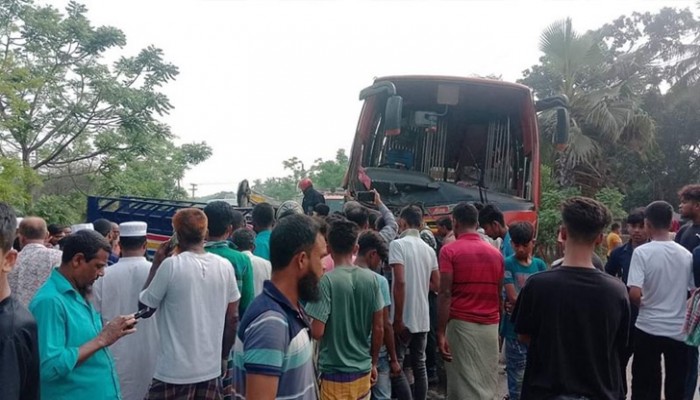 ফরিদপুরে বাস-পিকআপ সংঘর্ষে নিহত ১১