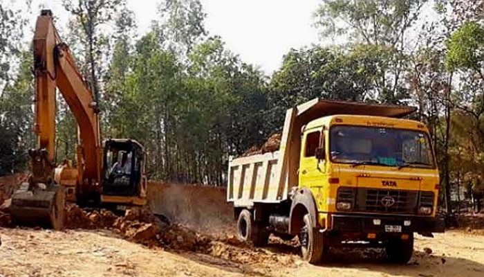 পুঠিয়ায় গ্রামীণ সড়ক নষ্ট করছে ১০ চাকার ড্রাম ট্রাক