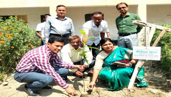 আত্রাইয়ে উপজেলা পরিদর্শন করেন অতিরিক্ত বিভাগীয় কমিশনার