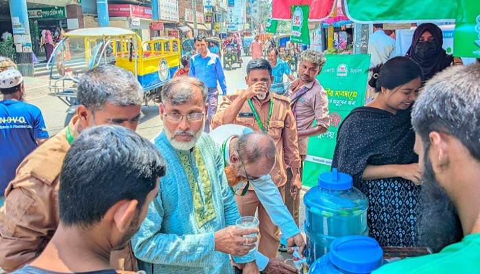 নগরীতে পথচারিদের মাঝে বিডি ক্লিনের উদ্যোগে তৃঞ্চাক্ত মানুষের মাঝে শরবত বিতরণ