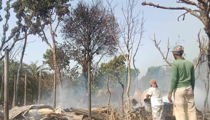 বাঘায় অগ্নিকান্ডে পুড়ে খোলা আকাশের নিচে দুই পরিবার