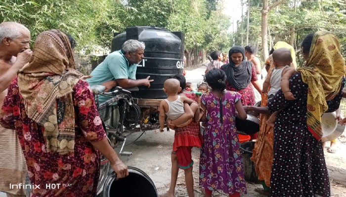 বাঘায় পানির সংকট নিরসনে স্কুল শিক্ষক রতনের ব্যতিক্রমী উদ্যোগ