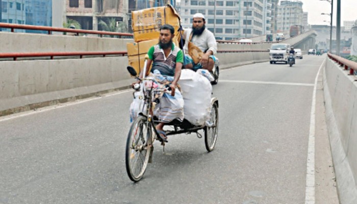 দিনে অলিগলি, রাত হলেই বেপরোয়া রাজপথে