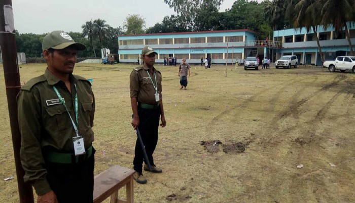 রাজশাহীতে ভোটকেন্দ্র ফাঁকা, নেই ভোটারদের উপস্থিতি