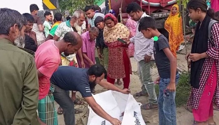 ঘুমাচ্ছিলেন চালক, চায়ের দোকানে লরি ঢুকে নিহত ২