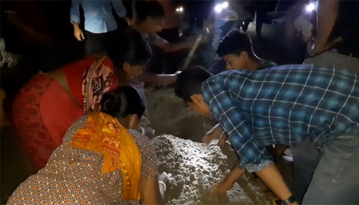 স্বর্ণের খোঁজে সহস্রাধিক মানুষের ভিড়, ১৪৪ ধারা জারি
