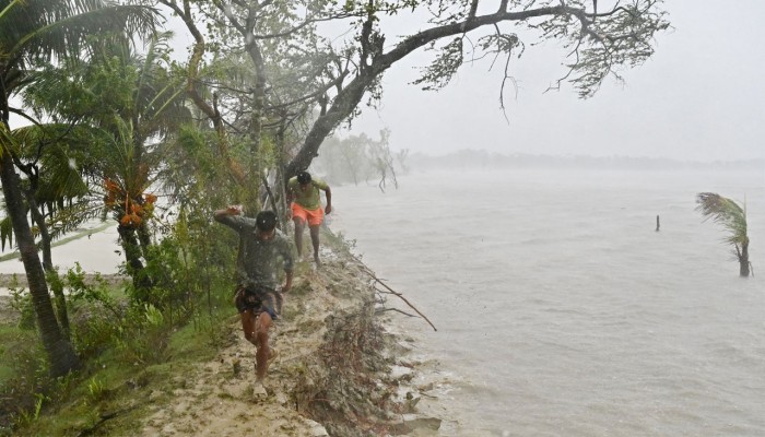 ঘূর্ণিঝড় রেমালের তাণ্ডবে দুই নারীসহ ১০ জনের মৃত্যু