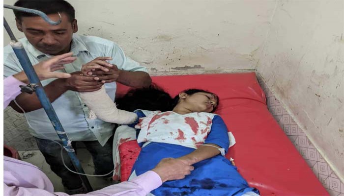 বাঘায় পাথর বোঝায় ট্রাকের ধাক্কায় স্কুল ছাত্রী আহত