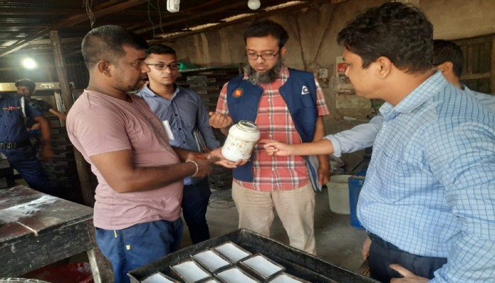 নগরীতে অনুমোদনবিহীন অস্বাস্থ্যকর বিস্কুট পাউরুটি ও কেক তৈরি হচ্ছিল বেকারীতে