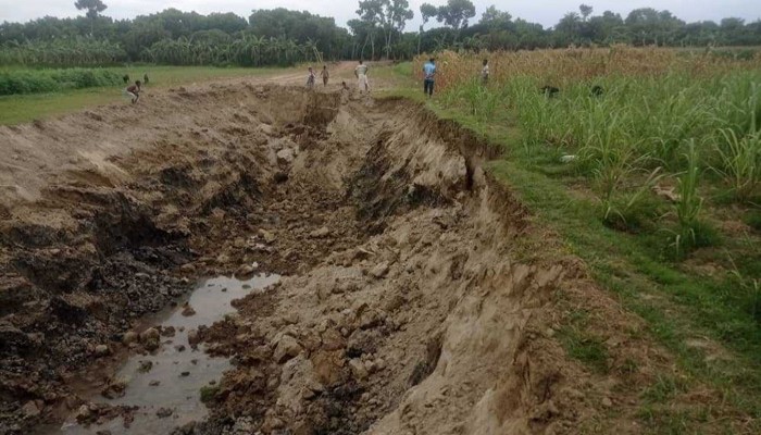 রাজশাহীতে ফসলি জমিতে পুকুর খননে বাধা দেয়ায় হুমকির মুখে ৩ পরিবার