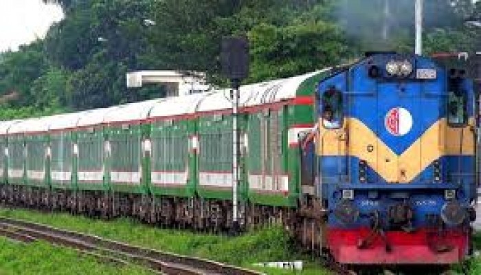 খুলে পড়লো ট্রেনের নাট, অল্পের জন্য রক্ষা পেলেন ৩০০ যাত্রী