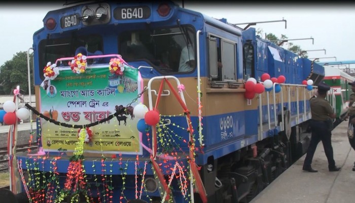 চাঁপাইনবাবগঞ্জ থেকে ২ মে.টন আম নিয়ে ম্যাংগো স্পেশাল ট্রেনের যাত্রা শুরু