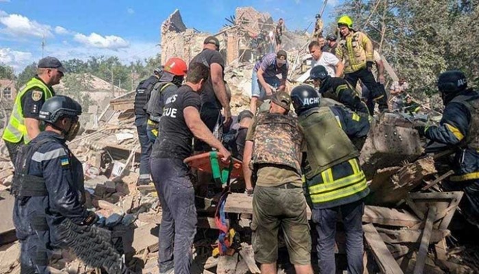 জেলেনস্কির শহরে রাশিয়ার ক্ষেপণাস্ত্র হামলা, নিহত ৯