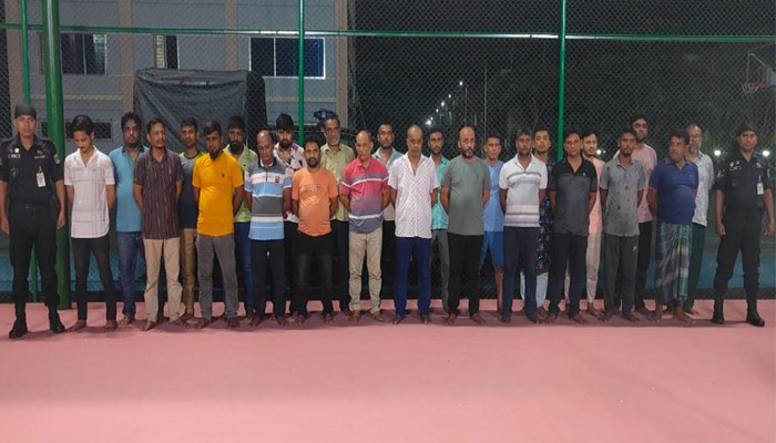 রাজশাহী নগরীতে জুয়ার আসর থেকে ২৪ জন আটক, সরঞ্জামাদি ও টাকা উদ্ধার