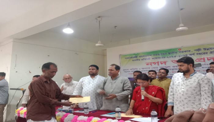 দুর্গাপুরে ঢেউটিন ও নগদ অর্থ বিতরণ