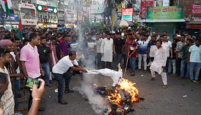 রাজশাহীতে এমপি শাহরিয়ারকে অবাঞ্ছিত ঘোষণা, কুশপুত্তলিকা দাহ