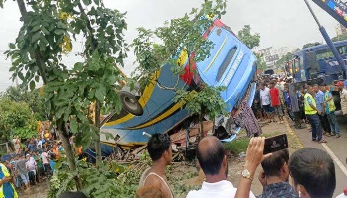 বাস উল্টে নিহত ১, ঢাকা-চট্টগ্রামমুখী লেনে যান চলাচল বন্ধ