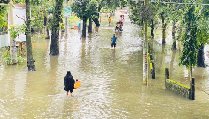 ধেয়ে আসছে বন্যা, বিপৎসীমার ওপরে ৫ নদীর পানি