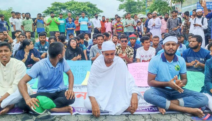 কাফনের কাপড় পরে কোটা বাতিলের দাবিতে রাস্তায় শিক্ষার্থীরা
