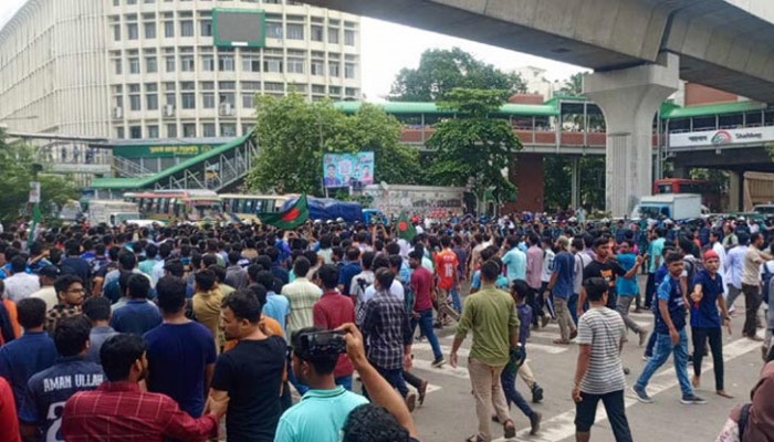 কোটা বাতিলের দাবিতে ফের শাহবাগ মোড় অবরোধ শিক্ষার্থীদের