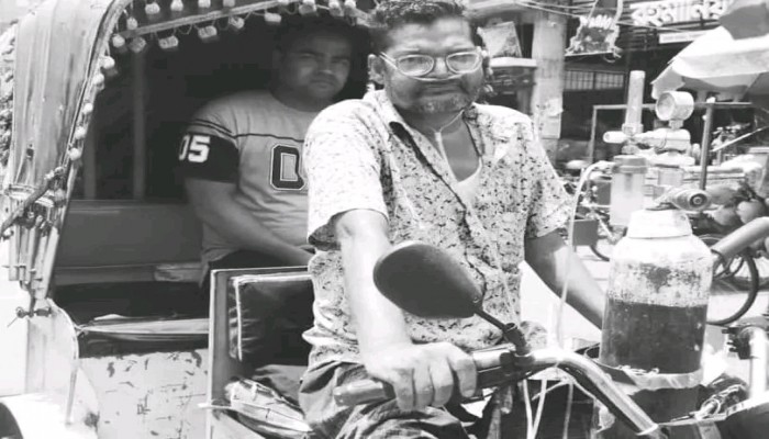 অক্সিজেনের পাইপ নিয়ে অটোরিকশা চালানো সেই সেন্টু মারা গেছেন