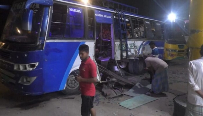 বাসে গ্যাস নিতে গিয়ে বিস্ফোরণে নিহত তিন, আহত ২০