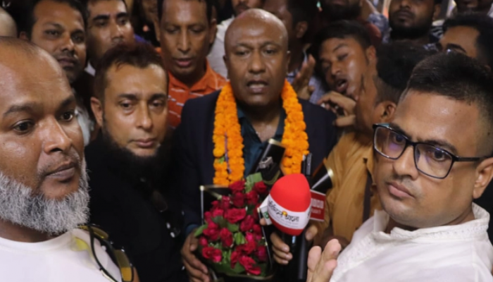 ১৪ বছর পরে দেশে ফিরলেন বিএনপি নেতা আবুল হোসেন