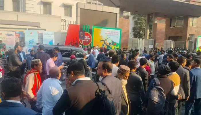 কর্মকর্তা-কর্মচারীদের আপাতত সচিবালয়ে ঢুকতে দেওয়া হচ্ছে না