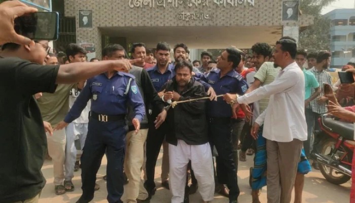 আদালতে তোলার সময় ‘ধর্ষক’কে গণধোলাই