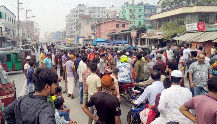 গাজীপুরে চাঁদাবাজির বিরুদ্ধে সিএনজি অটোরিক্সা চালকদের সড়ক অবরোধ