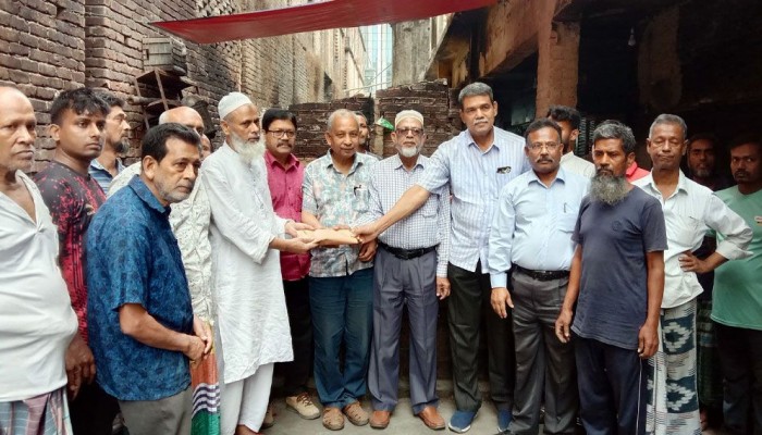 রাজশাহীর নিউমার্কেটে আগুনে ক্ষতিগ্রস্ত ১২ দোকানিকে সহায়তা