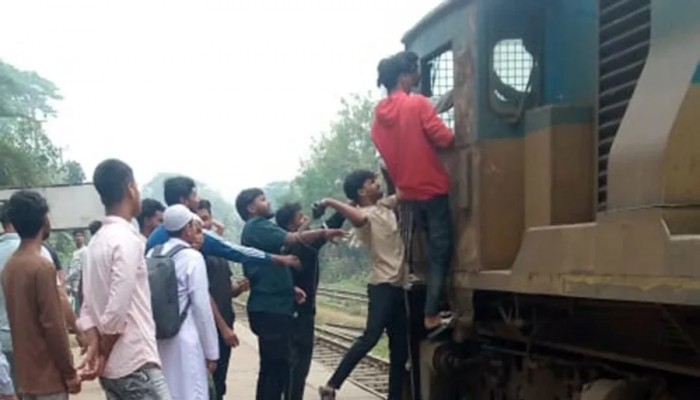 দাঁড়িয়ে থাকা ট্রেনের চালকের ওপর হামলা, যাত্রায় বিলম্ব