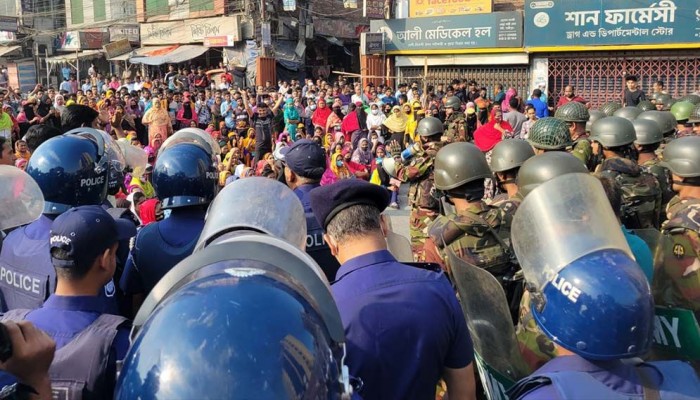 টঙ্গীতে বেতন ও ঈদ বোনাসের দাবি শ্রমিকদের বিক্ষোভ