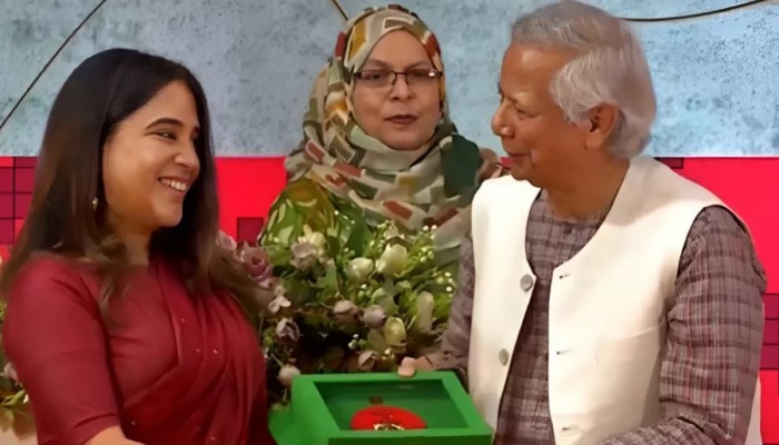স্বাধীনতা পুরস্কার তুলে দিলেন প্রধান উপদেষ্টা