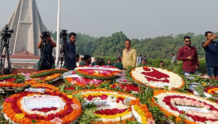 শ্রদ্ধা-ভালোবাসায় বীর সন্তানদের স্মরণ করছে জাতি