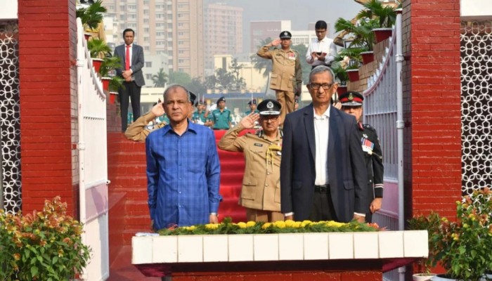 পুলিশ স্মৃতিসৌধে স্বরাষ্ট্র উপদেষ্টা, আইজিপির শ্রদ্ধা