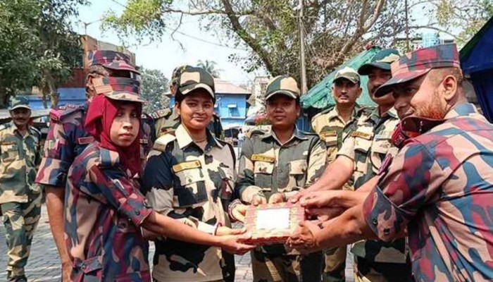 স্বাধীনতা দিবসে বিএসএফকে মিষ্টি উপহার দিলো বিজিবি