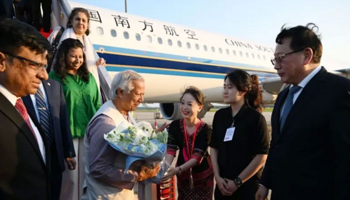 চীন পৌঁছেছেন প্রধান উপদেষ্টা