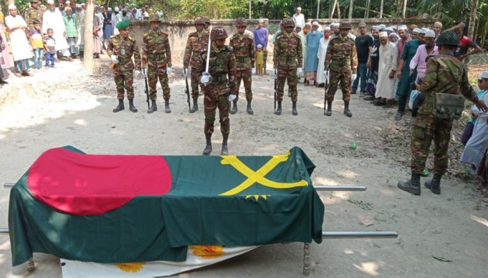 মুক্তিযোদ্ধা সেনাসদস্যকে রাষ্ট্রীয় মর্যাদায় দাফন