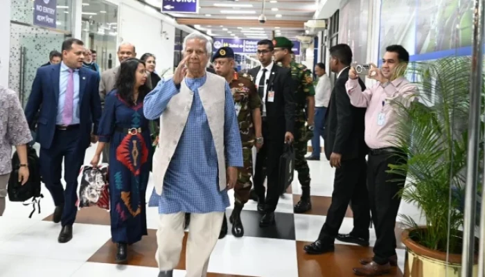 চীন সফর শেষে দেশে পৌঁছেছেন প্রধান উপদেষ্টা