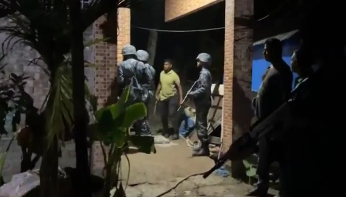 মধ্যরাতে যৌথ বাহিনী-সন্ত্রাসী গোলাগুলি