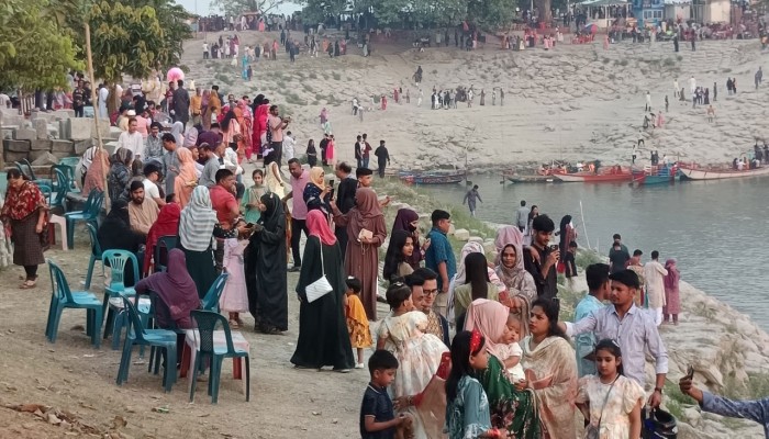 রাজশাহীর বিনোদনকেন্দ্রে দর্শনার্থীদের ভিড়