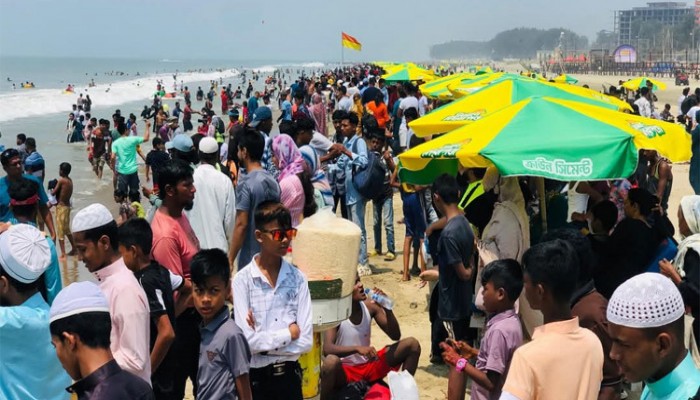 পর্যটকের ঢলে প্রাণ ফিরেছে কক্সবাজারে