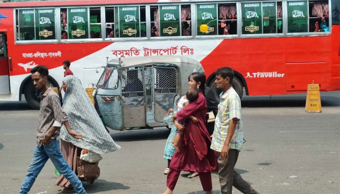 ঈদের ছুটি শেষে নগরে ফিরছে মানুষ