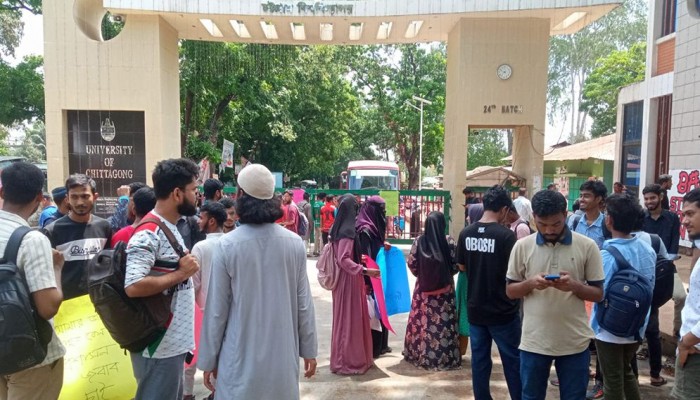 প্রশাসনের আশ্বাসে ১০ ঘণ্টা পর খুলল চবির মূল ফটক