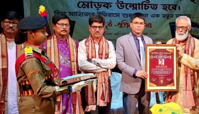 কলকাতায় সম্মাননা পেলেন বাংলাদেশ উপ-হাইকমিশনের প্রেসসচিব তারিক চয়ন